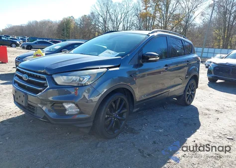 2017 Ford Escape Titanium z USA, uszkodzony, nr VIN 1FMCU0J98HUA93249
